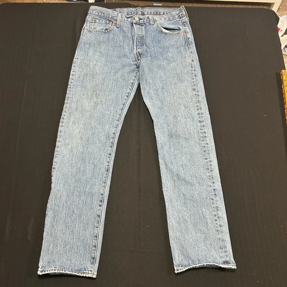 Levis 501 Original Fit Mens Jeans W33 L32 Light Wash Blue Straight Leg Denim